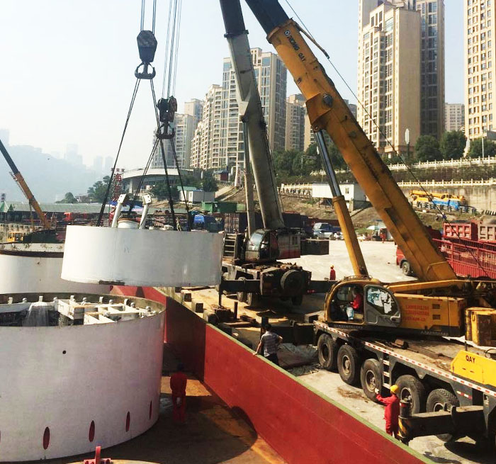 田东吊车作业中