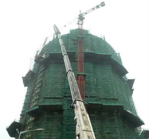 田东吊车在工地上作业