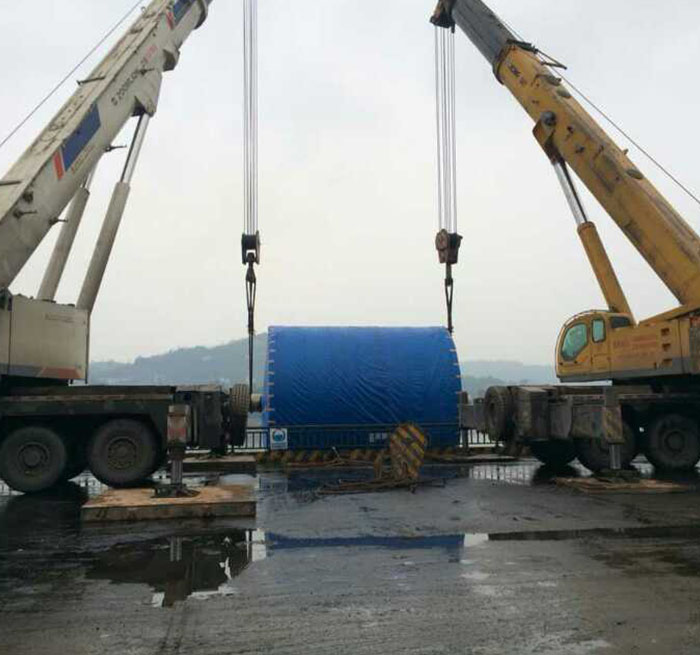 田东吊车正在作业中